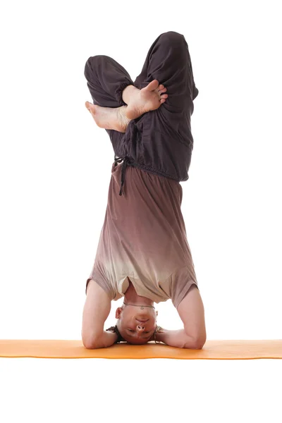 Muscular man posing standing on his elbows — Stock Photo, Image