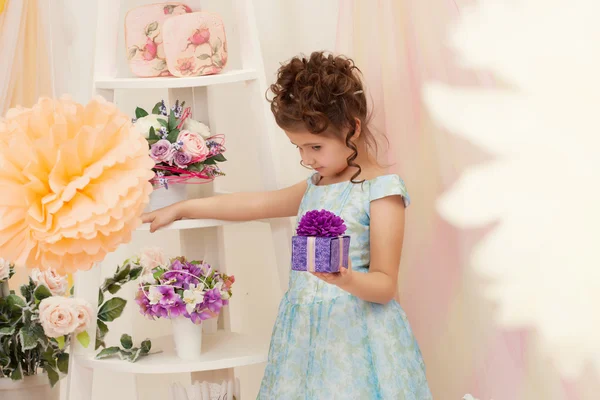 Hermosa chica posando en vestido inteligente con caja de regalo —  Fotos de Stock