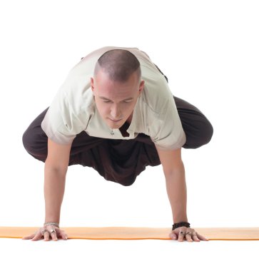 Yoga Studio yapan meditator erkek