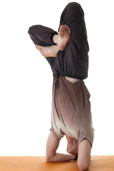 Flexibele middelste leeftijd man doen yoga headstand — Stockfoto