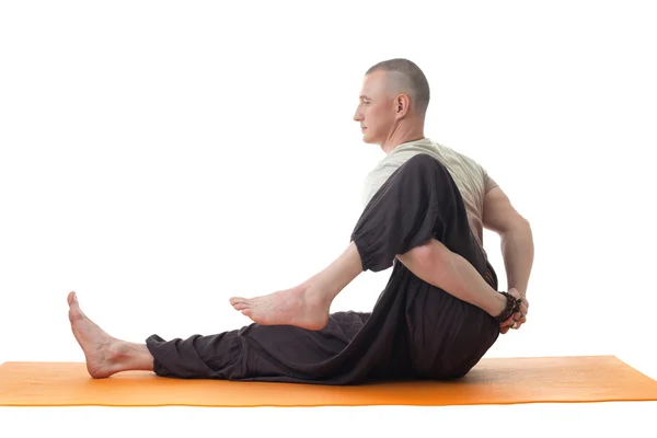 Vue latérale de l'homme d'âge moyen faisant du yoga en studio — Photo