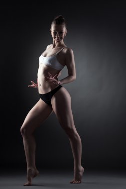 Kameraya bakarak poz neşeli çağdaş dans