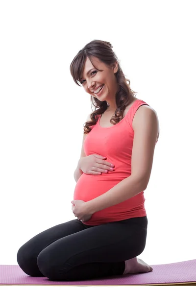 Bild einer glücklichen Schwangeren, die beim Yoga posiert — Stockfoto