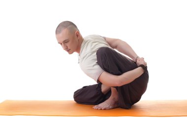 yakışıklı orta yaşlı yogi stüdyoda poz çekim