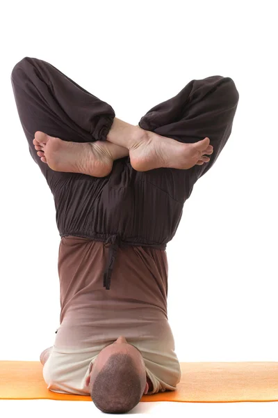 Bild des flexiblen Yogis, der in schwieriger Pose posiert — Stockfoto