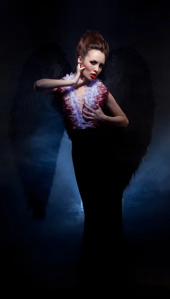 嗜血的女孩-堕落的天使在照相机摆姿势 — 图库照片