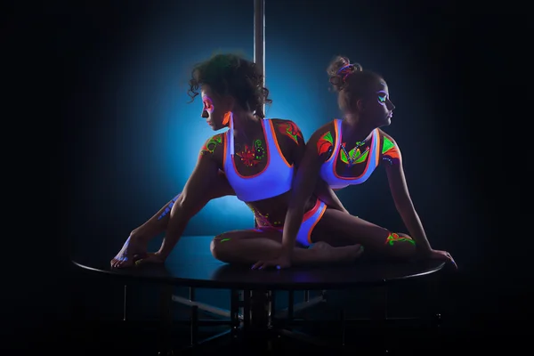 Сексуальні стрункі дівчата позують з ультрафіолетовими візерунками на тілі — стокове фото