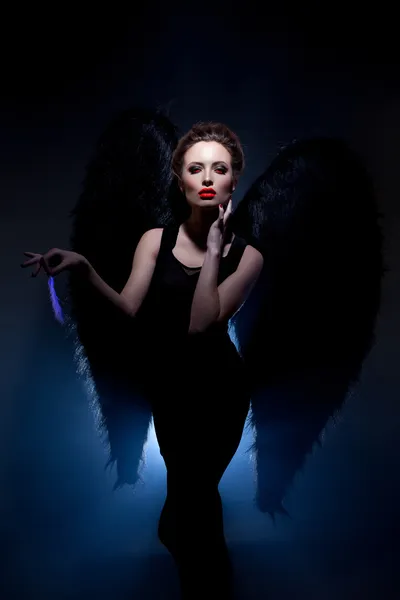 Prachtige model poseren in pak van gevallen engel — Stockfoto