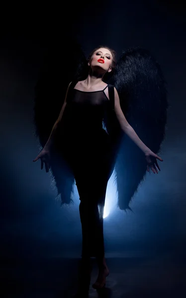 Соблазнительная модель в костюме падшего ангела — стоковое фото