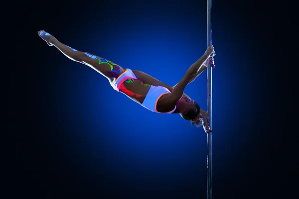 Sportowe młoda kobieta pozowanie robi dzieli się na pylon — Zdjęcie stockowe