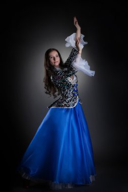 genç esmer stüdyoda dans gülümseyen