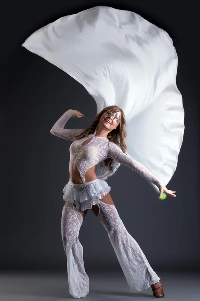 Prise de vue de jeune femme joyeuse dansant avec un chiffon — Photo