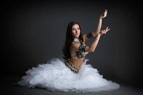 Красива танцівниця живота позує в студії — стокове фото