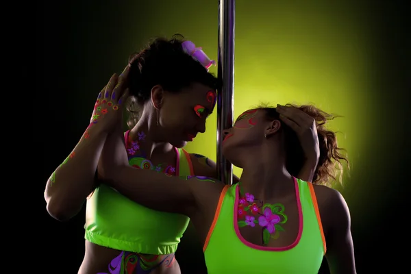Zwei schöne Pole-Tänzerinnen umarmen sich — Stockfoto