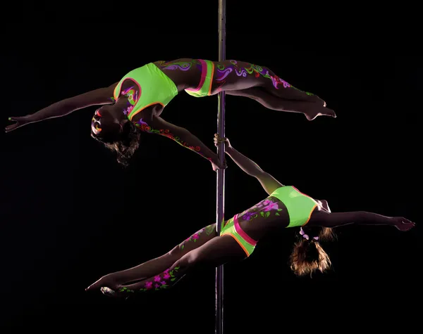 Elegantes jóvenes bailarines posando sobre un pilón —  Fotos de Stock