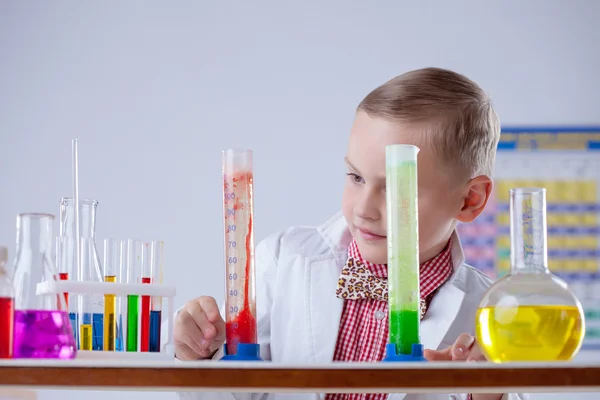 Aufmerksame Wissenschaftlerin beobachtet chemische Reaktion — Stockfoto