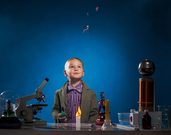 Sperimentatore curioso guardando volare fuoco in laboratorio — Foto Stock