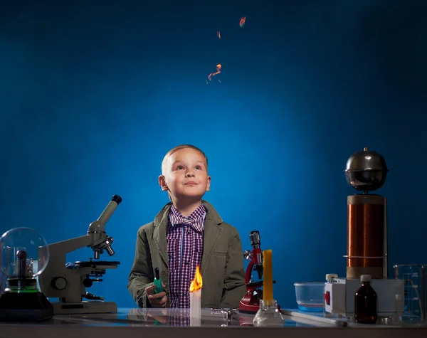 Curieux expérimentateur regardant le feu volant dans le laboratoire — Photo