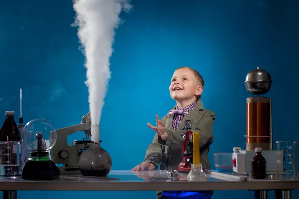 Imagen de niño alegre viendo evaporación de reactivos —  Fotos de Stock