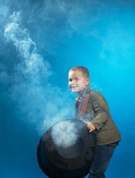 Menino adorável posando na nuvem de vapor, close-up — Fotografia de Stock