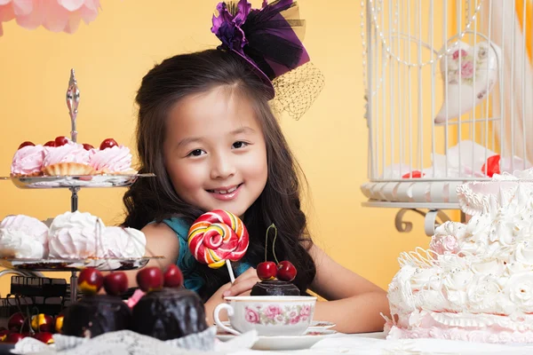 Porträtt av leende brunögd sötsaker — Stockfoto