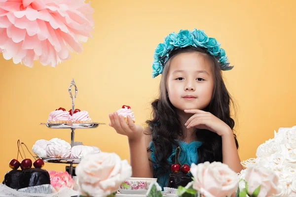 Lovely little girl posing while drinking tea — Stock Photo, Image