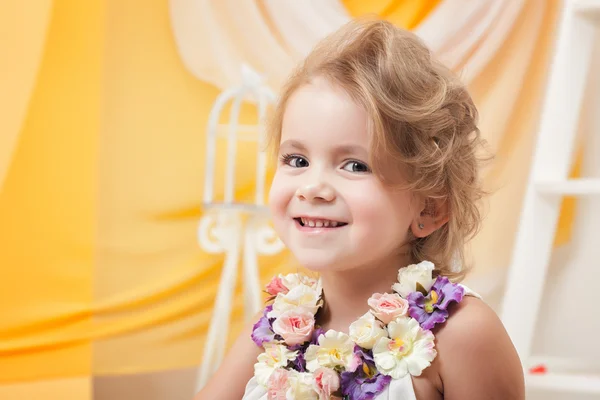 Retrato de niña linda sonriendo a la cámara —  Fotos de Stock