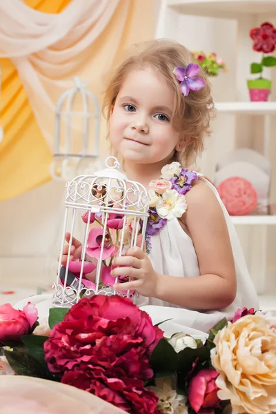 Retrato de menina encantadora posando com flores — Fotografia de Stock