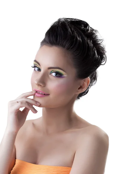 Schot van mooie jonge vrouw met kleurrijke make-up — Stockfoto