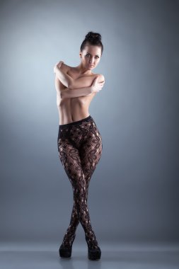 çekici modeli moda taytlar tanıtır.