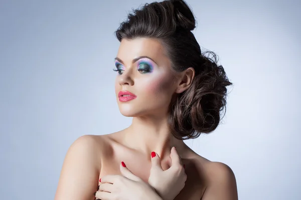 Modelo sedutor posando com maquiagem à noite — Fotografia de Stock