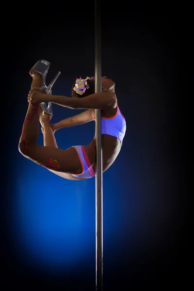 Bild einer verführerischen Pole-Tänzerin, die im Sprung posiert — Stockfoto