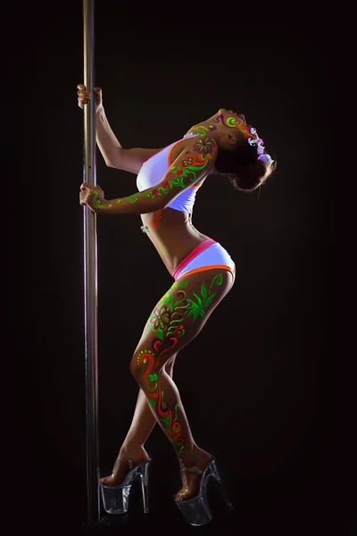 Jovem dançarina de pólo excitada posando com maquiagem UV — Fotografia de Stock