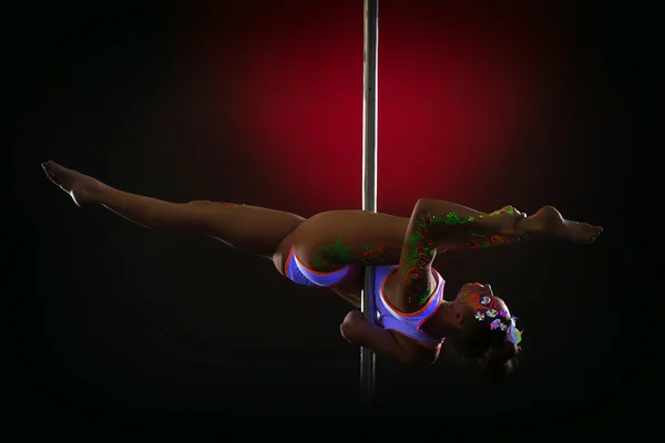 Immagine di sexy giovane pole dancer in posa sulle spaccature — Foto Stock