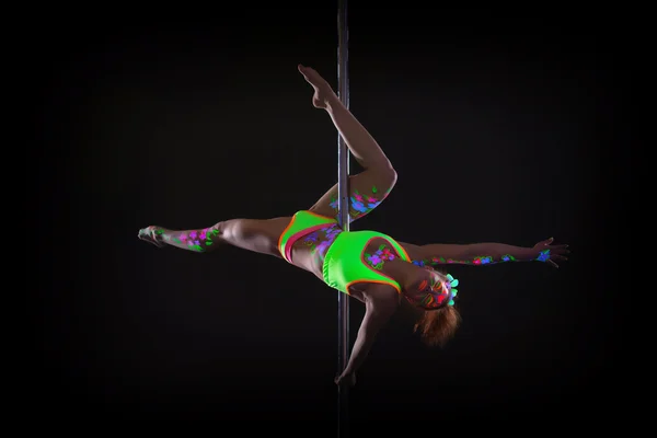 Beeindruckende junge Pole-Tänzerin posiert vor der Kamera — Stockfoto
