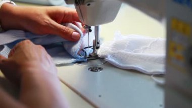 kadının el dikiş makinesi üzerinde çalışan görünümü
