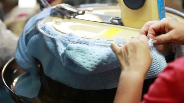 Φορέας που λειτουργεί σε πλέξιμο μηχανής — Αρχείο Βίντεο