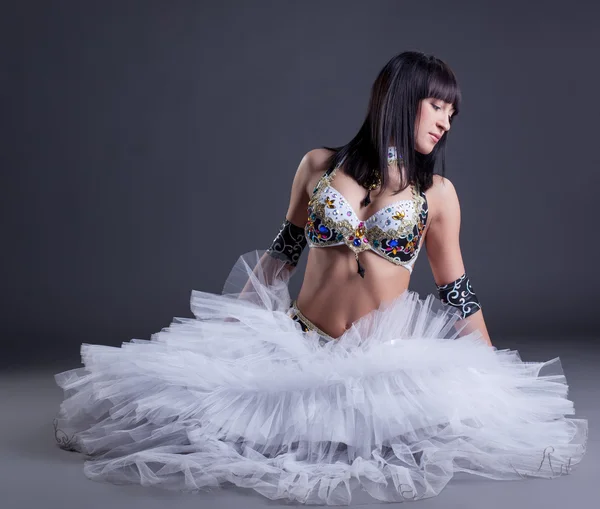 Artista de dança oriental artística posando em estúdio — Fotografia de Stock