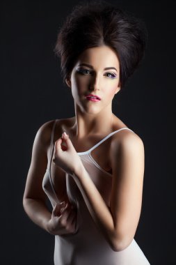 seksi erotik sabahlık kameraya poz modelinde