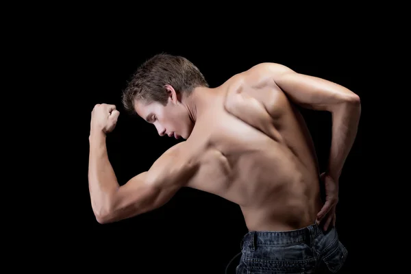 Foto van de knappe gespierde man tonen zijn biceps — Stockfoto