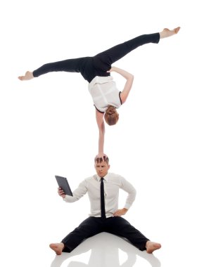 çoklu görev - Ofis çalışanları yoga yaparken fikri