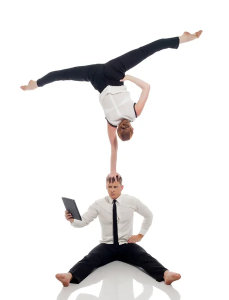 Idea de multitarea - trabajadores de oficina haciendo yoga — Foto de Stock