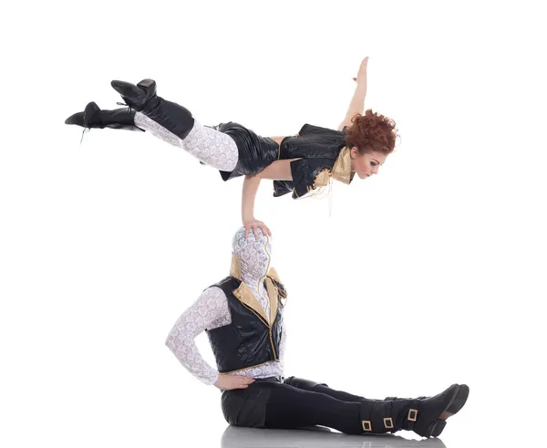 Pair of modern dancers posing in acrobatic pose — Stock Photo, Image