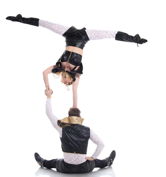 Jeunes acrobates posant en costumes pour des spectacles — Photo