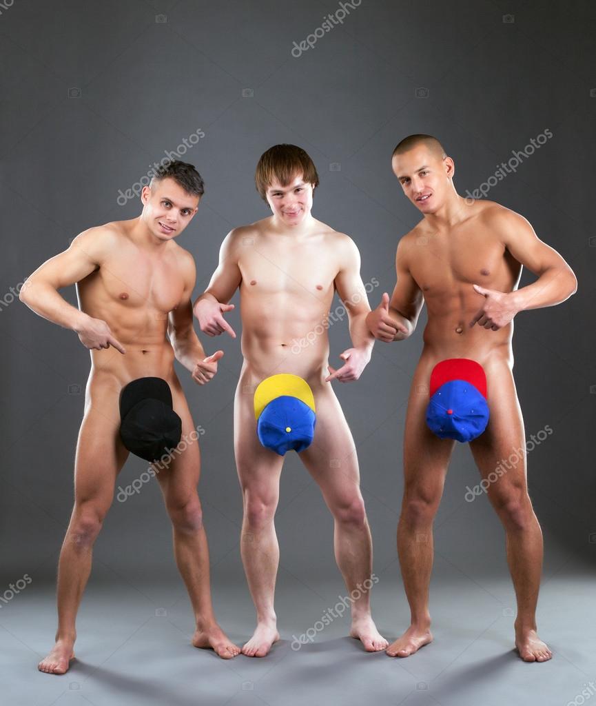 Tiro de atractivos hombres desnudos jóvenes posando en gorras: fotografía  de stock © Wisky #43407381 | Depositphotos