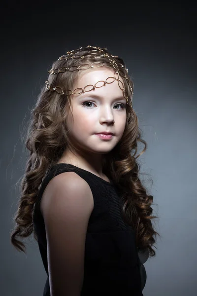 Menina adorável com decoração de ouro em sua cabeça — Fotografia de Stock