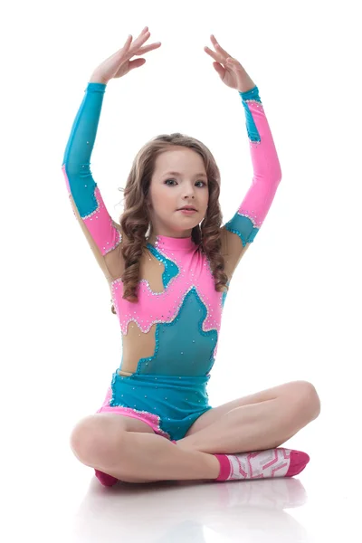 Изображение милой маленькой девочки, занимающейся гимнастикой — стоковое фото