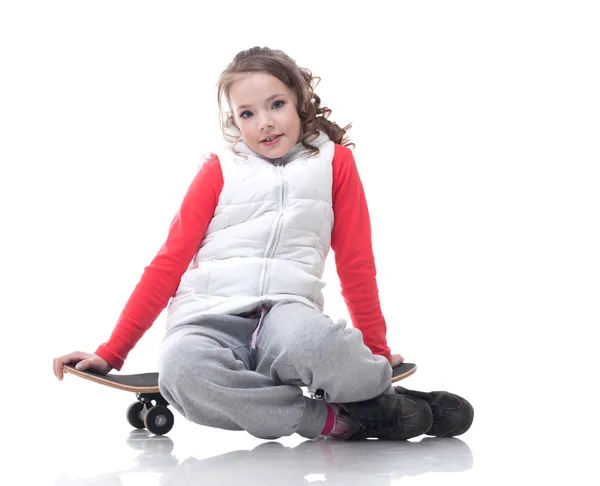 Immagine di carina bambina in posa con skateboard — Foto Stock