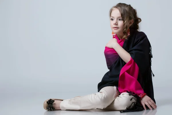 Adorabile bambina alla moda in posa in studio — Foto Stock