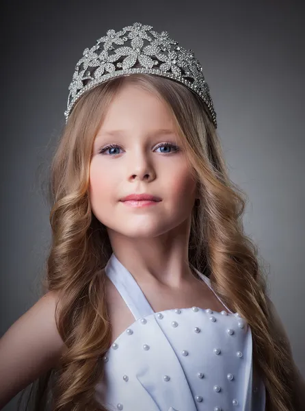 Linda menina na coroa — Fotografia de Stock